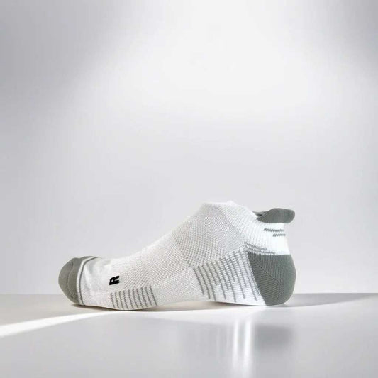 Tennis socks low-cut in white and grey with breathable mesh, ideal for summer performance.